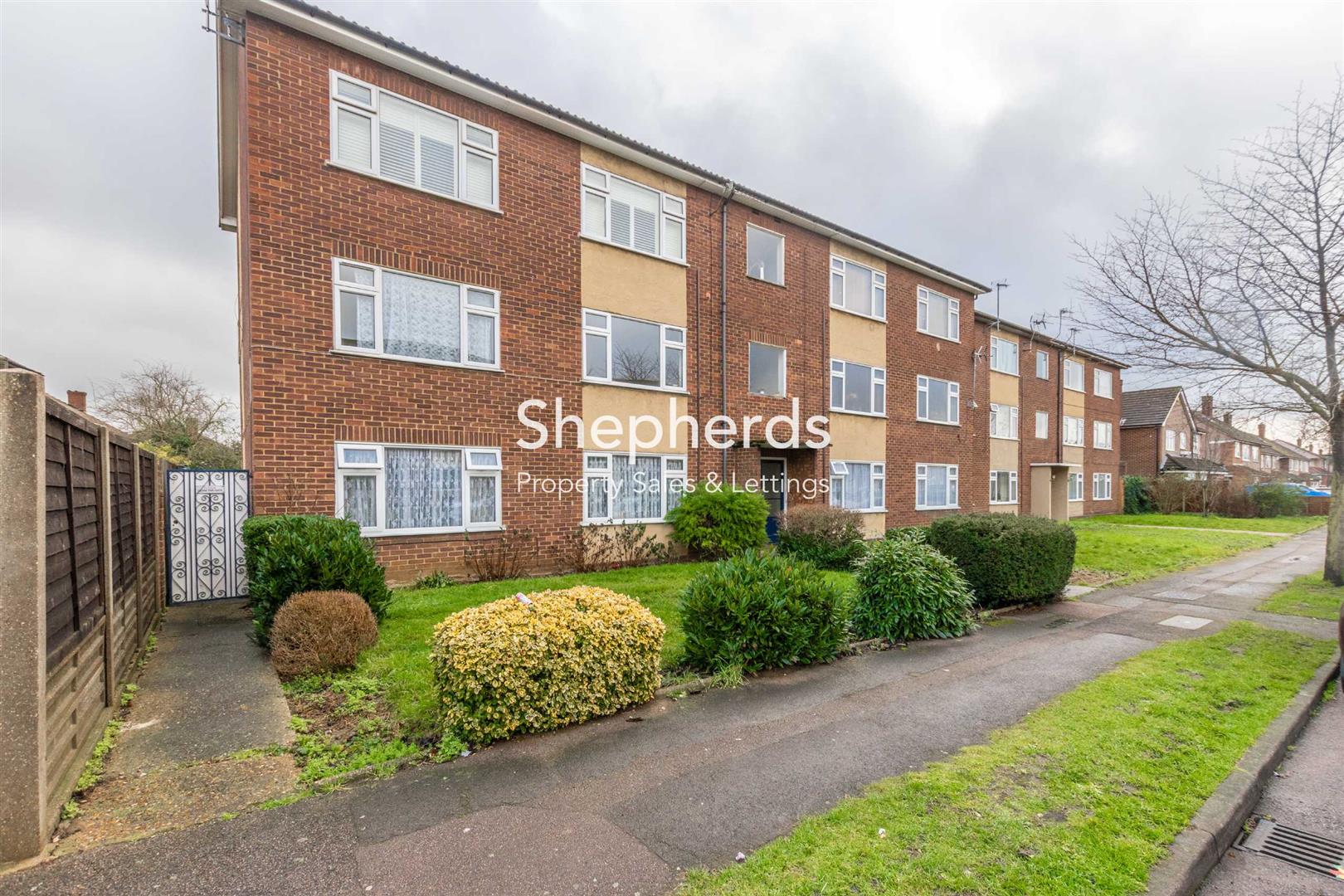 Flat Bellamy Road in Cheshunt