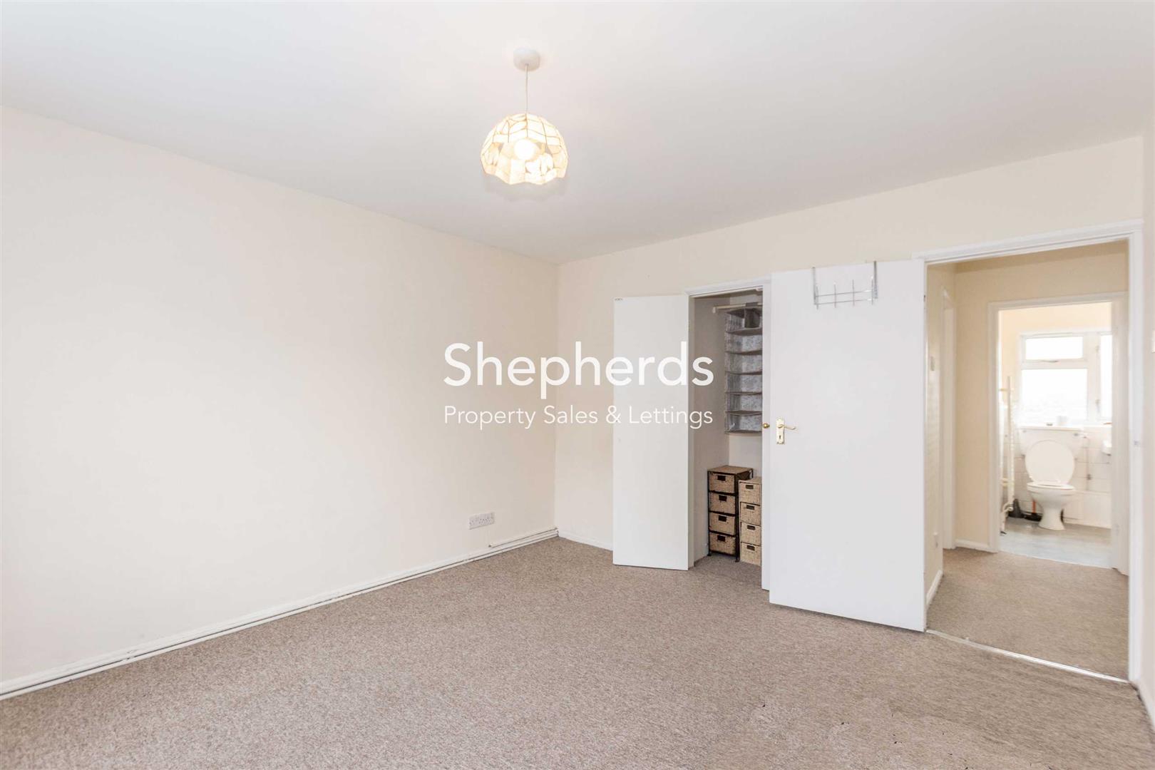 Flat Bellamy Road in Cheshunt