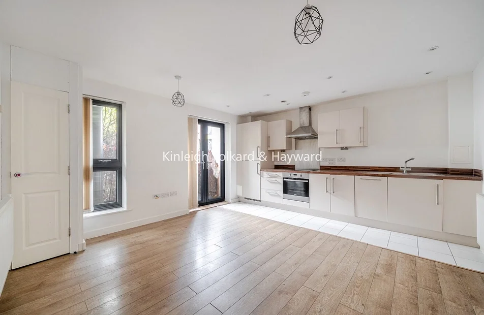 Flat Garratt Lane in Greater London
