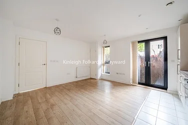 Flat Garratt Lane in Greater London