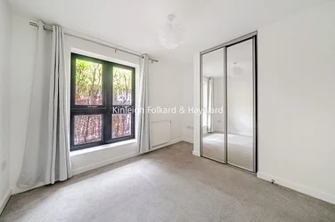 Flat Garratt Lane in Greater London