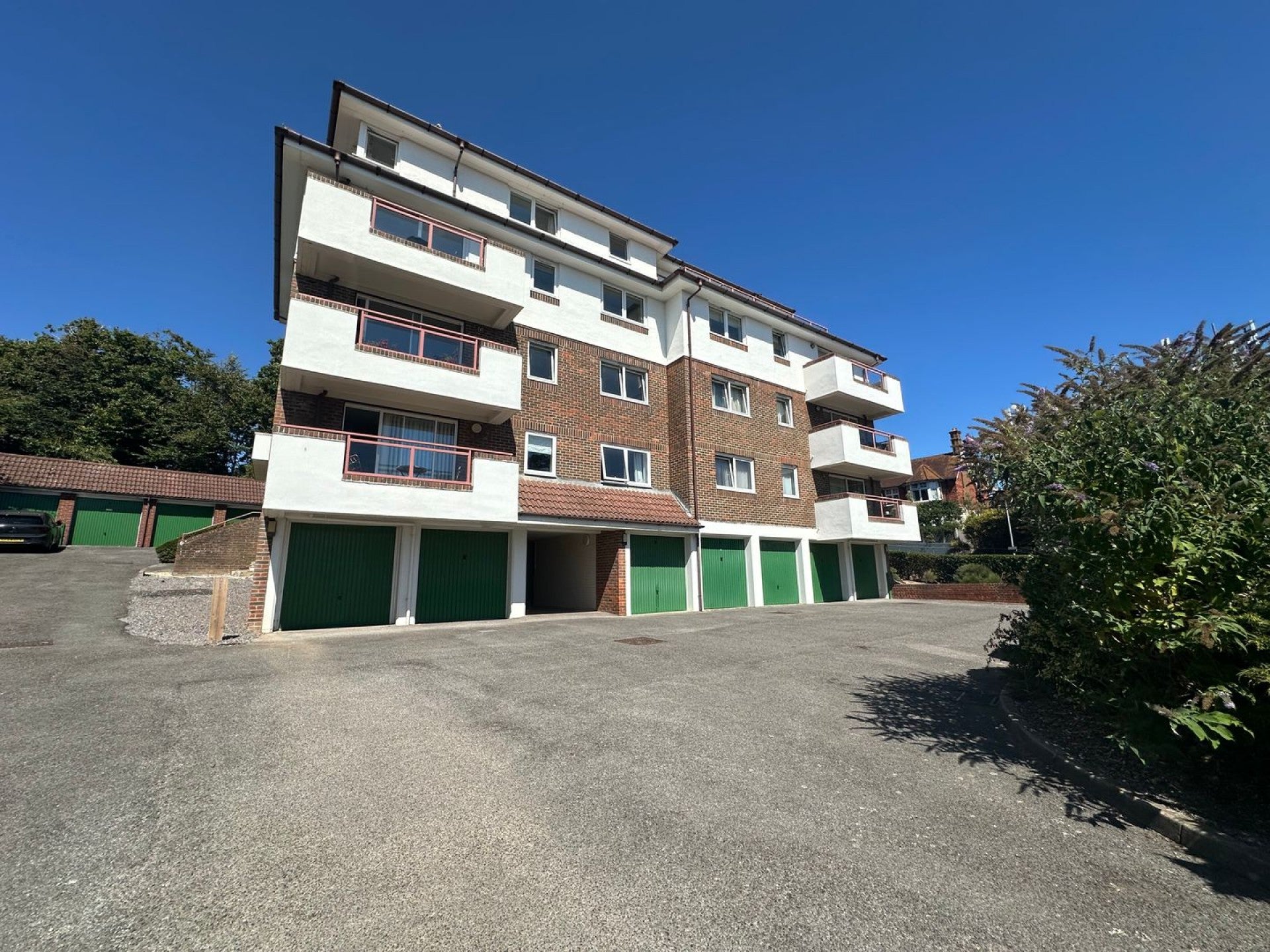 Flat Buckhurst Road in Rother