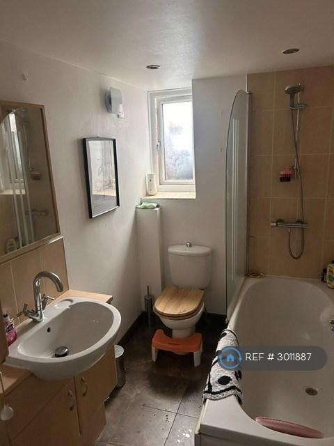 Flat Milton Terrace in Leeds