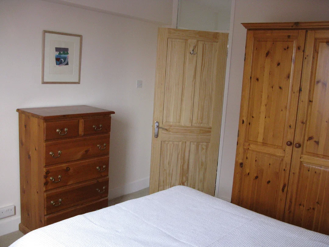 Flat Barrington Court in Greater London