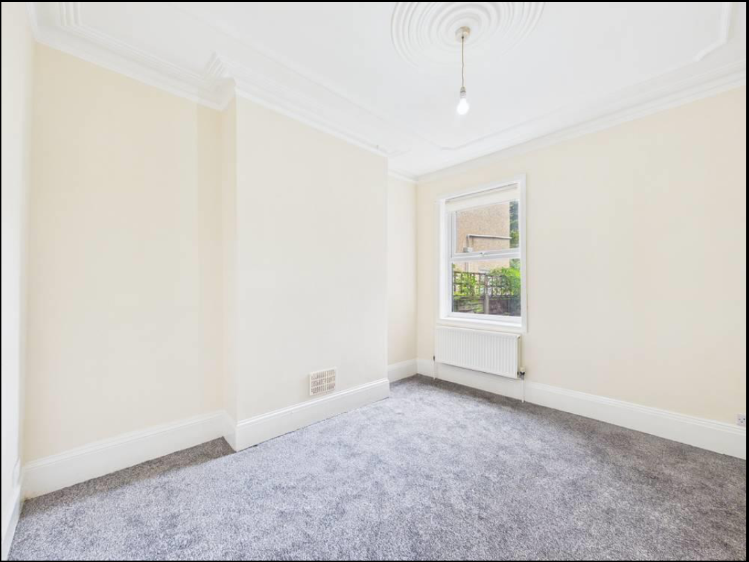 Flat Gloucester Road in Greater London