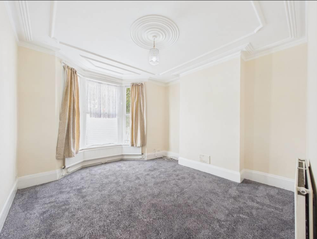 Flat Gloucester Road in Greater London