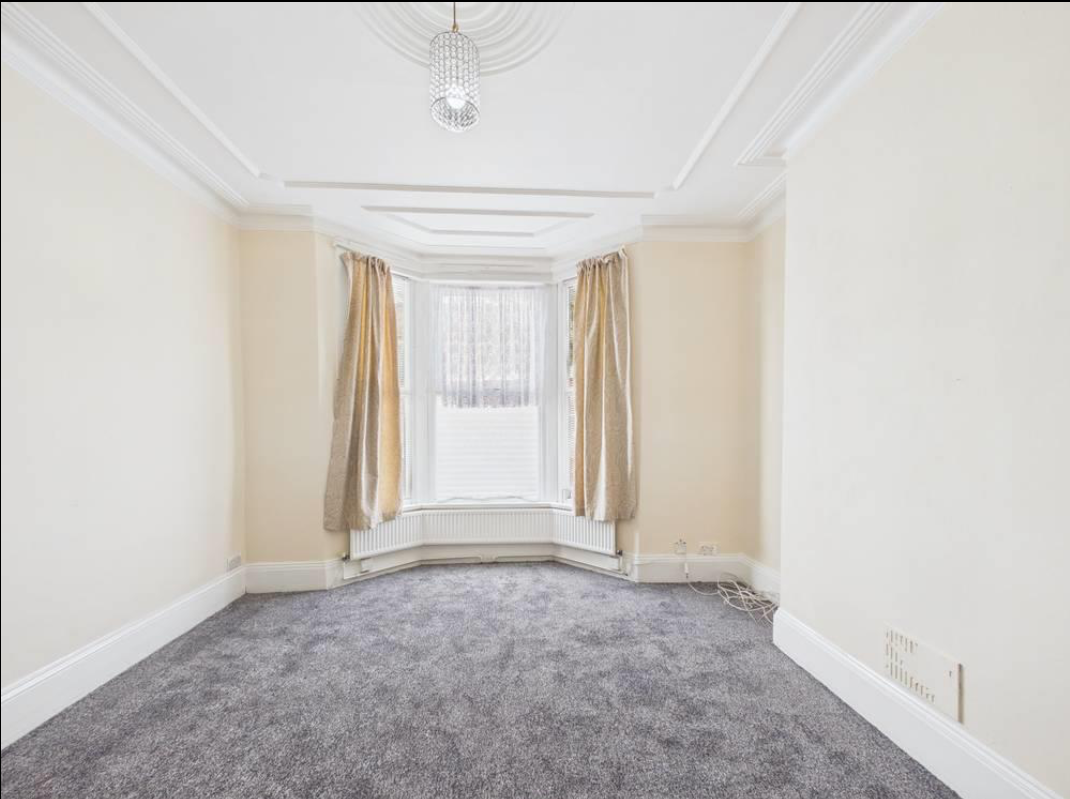 Flat Gloucester Road in Greater London