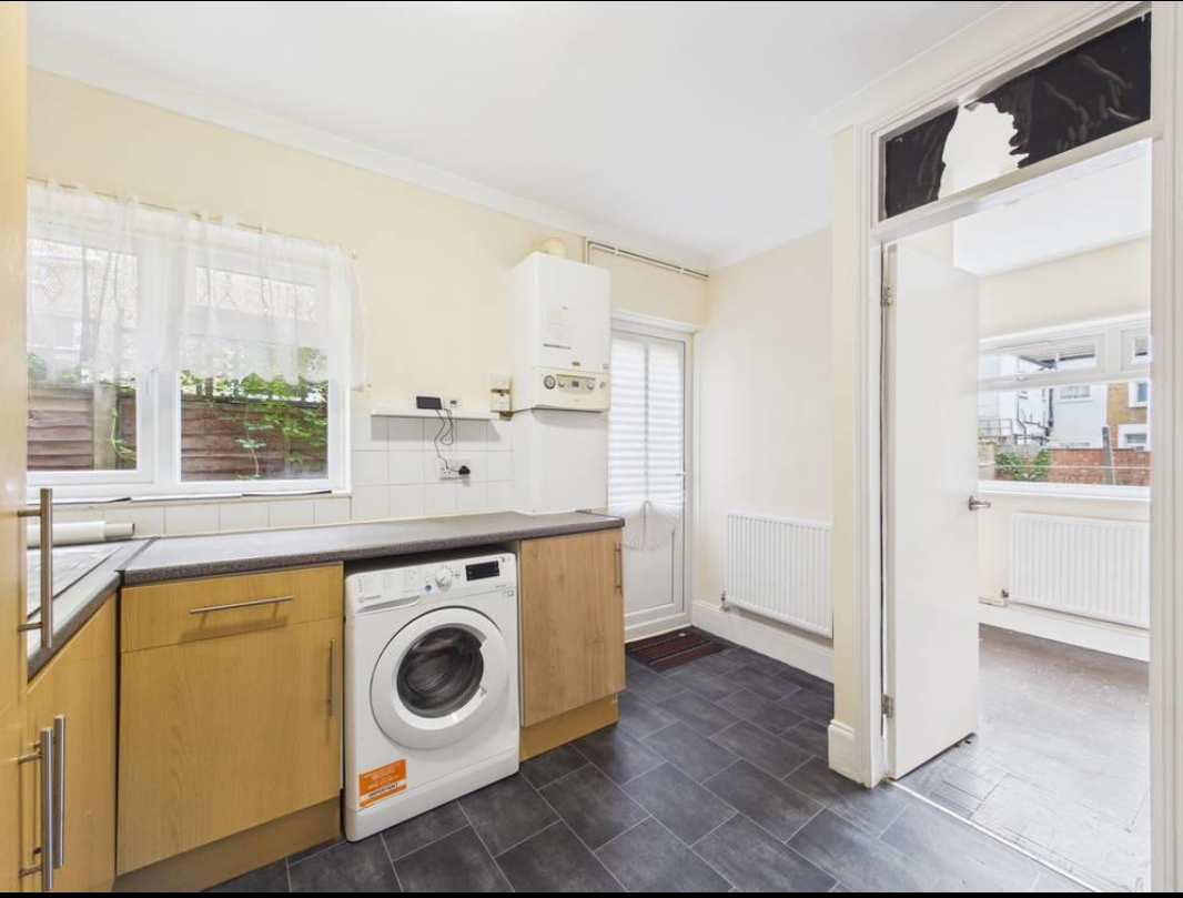Flat Gloucester Road in Greater London