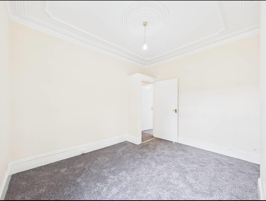 Flat Gloucester Road in Greater London