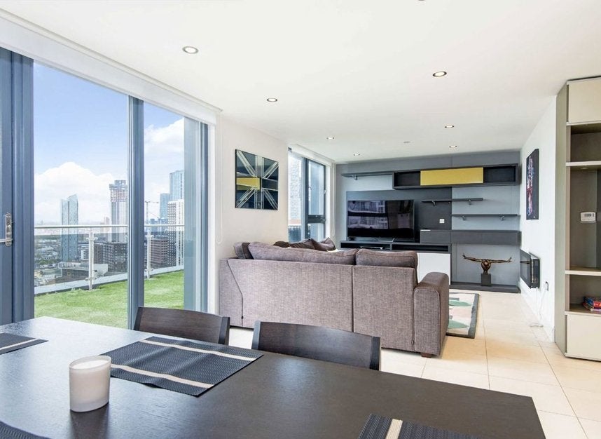 Flat Blackwall Way in Greater London