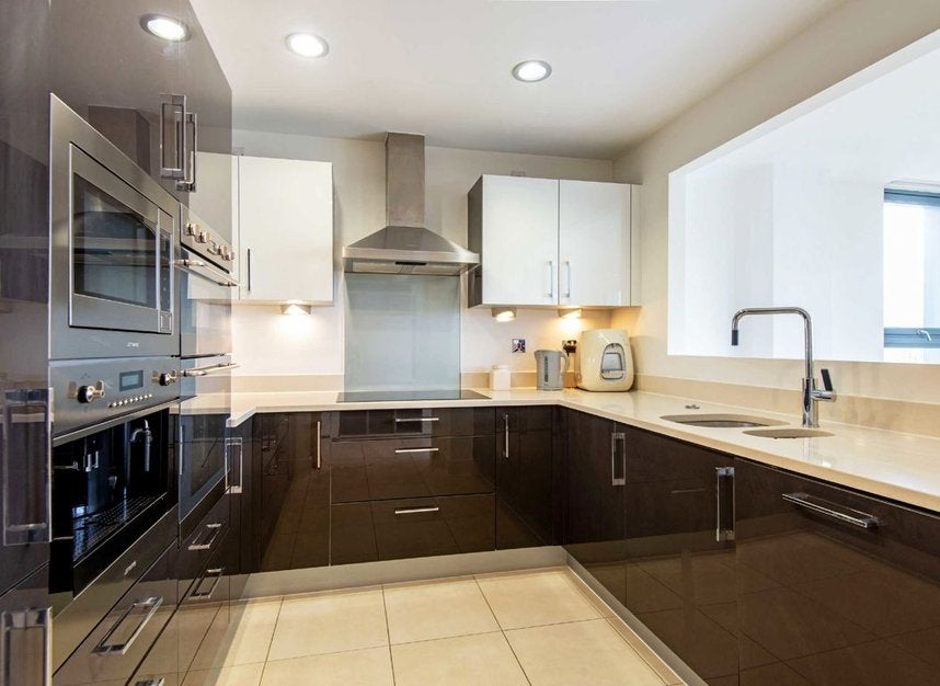 Flat Blackwall Way in Greater London