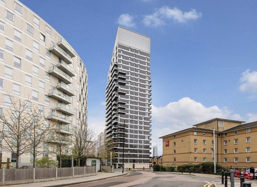 Flat Blackwall Way in Greater London