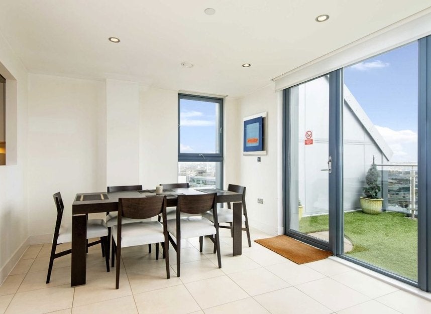Flat Blackwall Way in Greater London