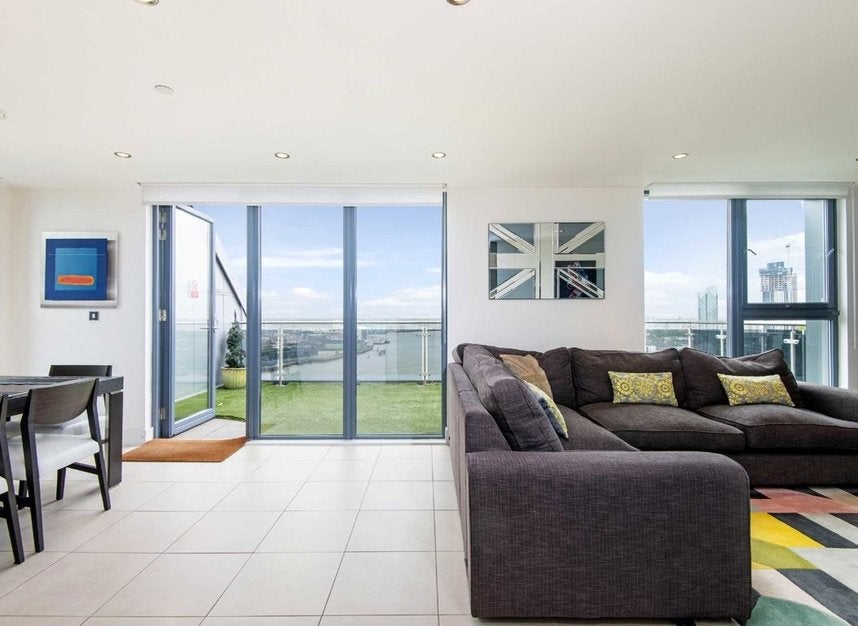 Flat Blackwall Way in Greater London