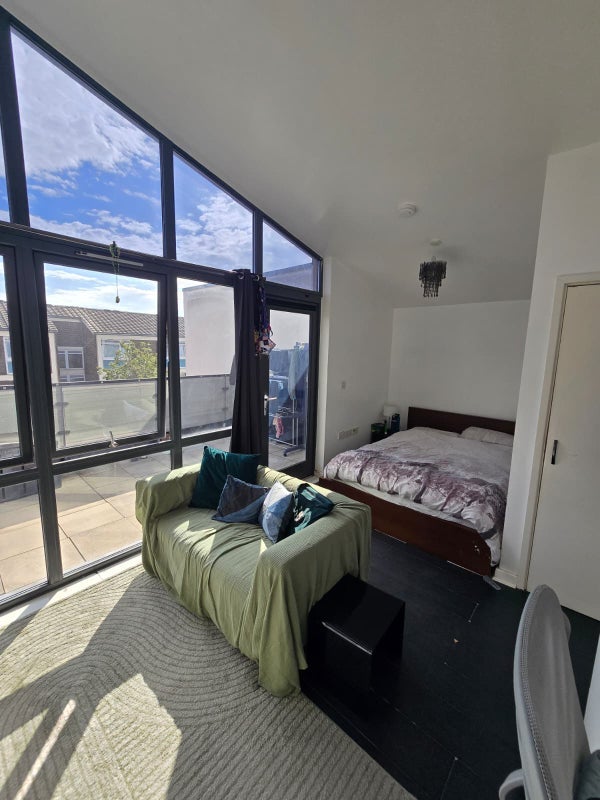 Room Beale Place in Greater London