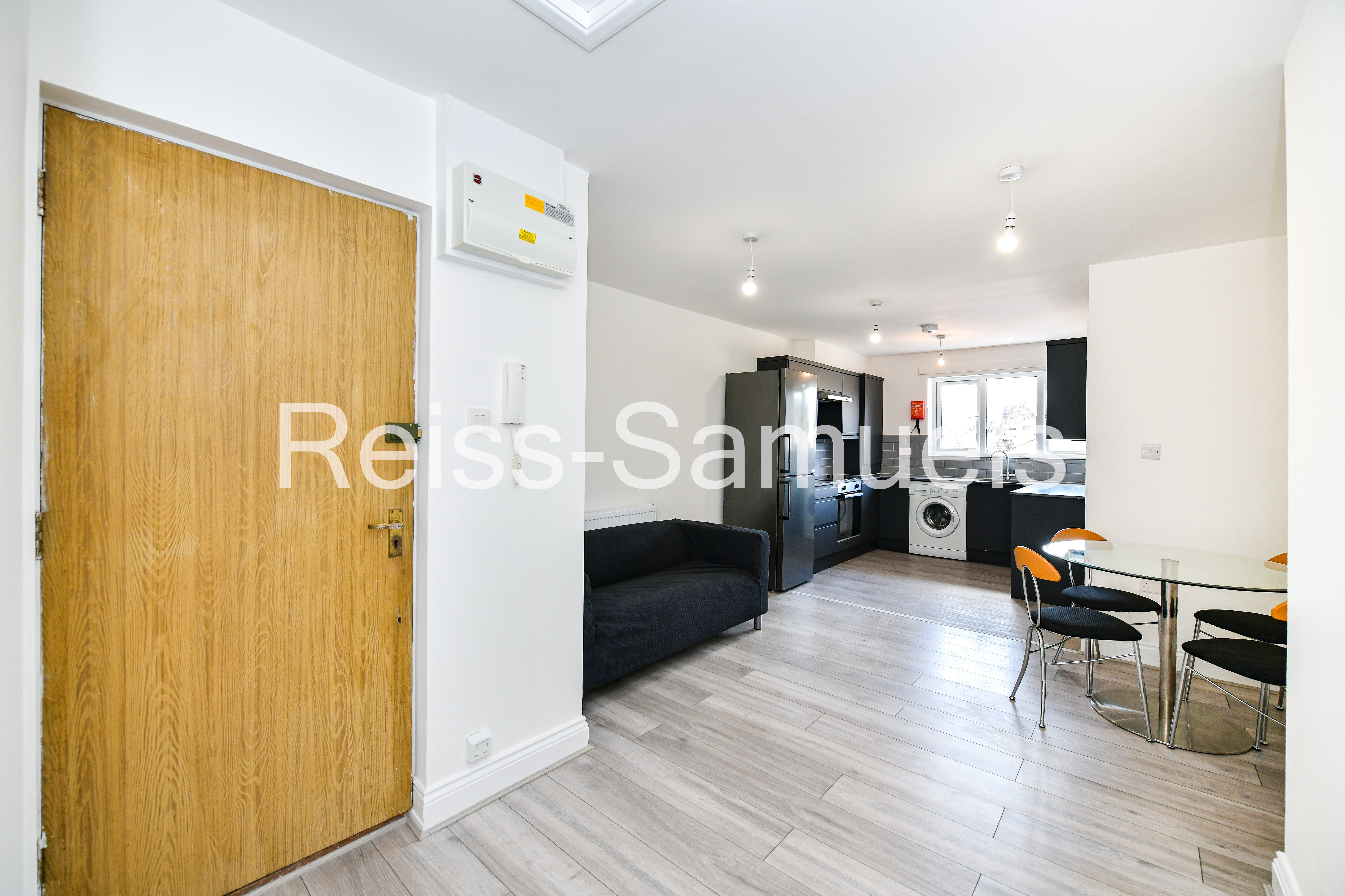 Flat Cahir Street in Greater London