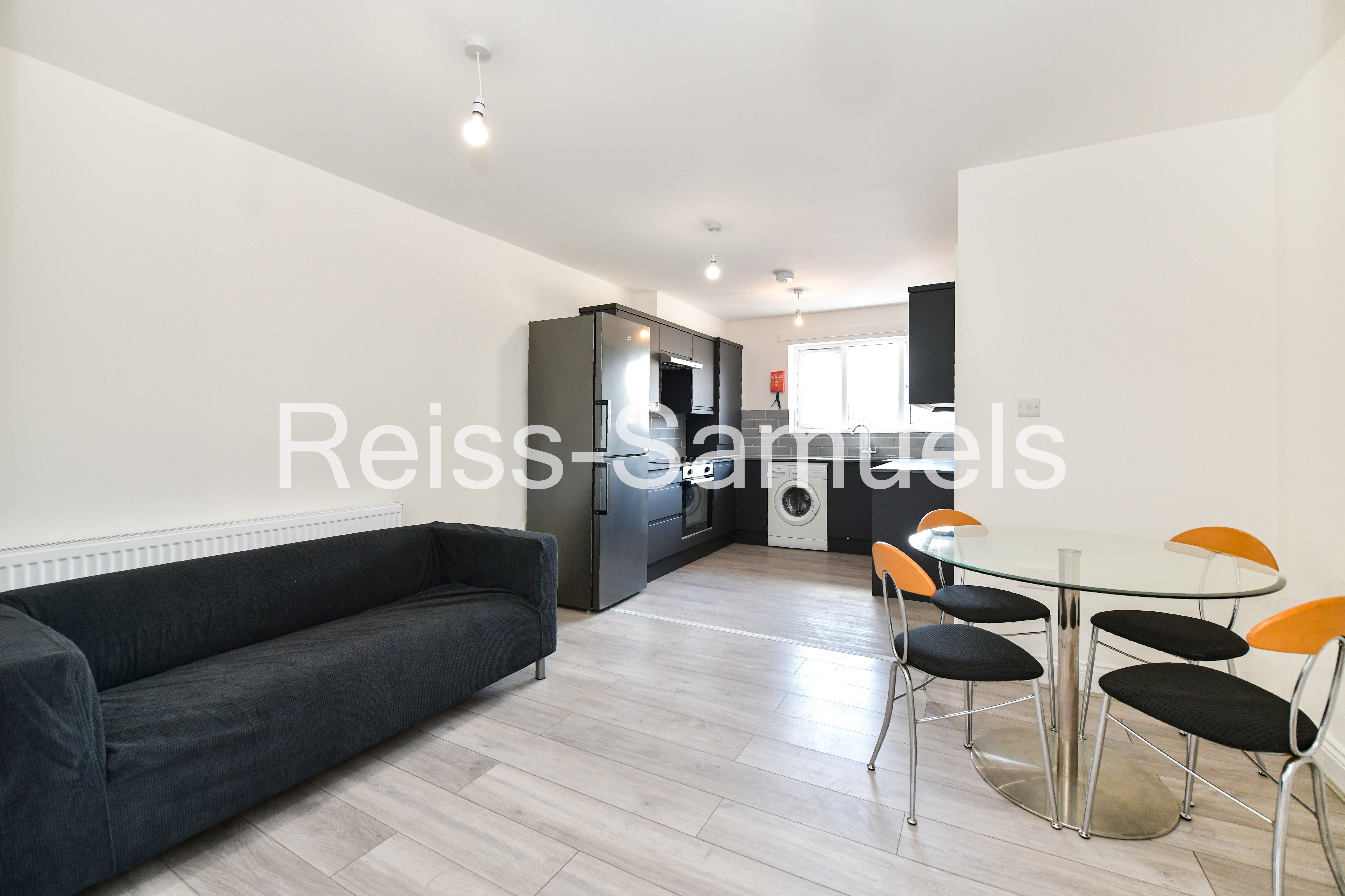 Flat Cahir Street in Greater London