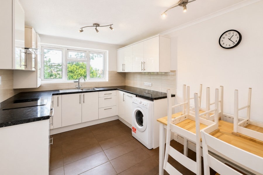 Flat Lansdown Close in Elmbridge