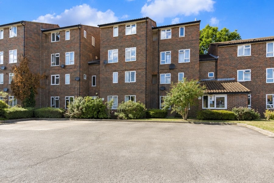 Flat Lansdown Close in Elmbridge