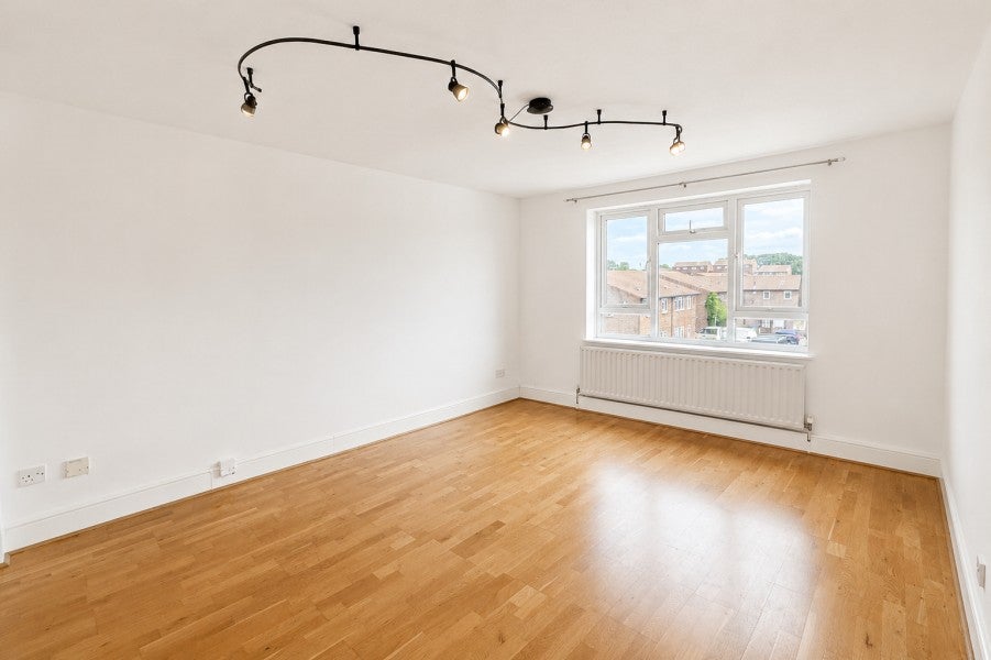 Flat Lansdown Close in Elmbridge