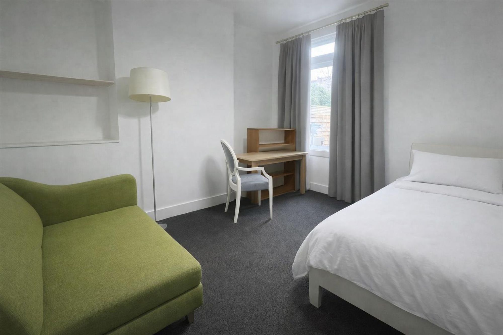 Room Shell Road in Greater London
