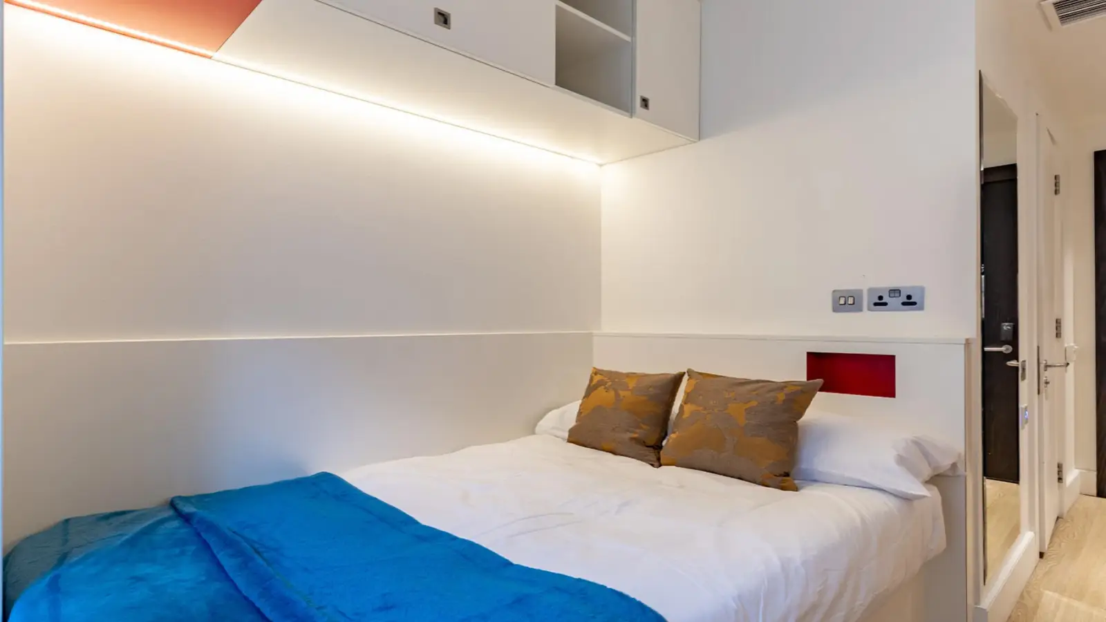 Flat Vauxhall Walk in Greater London