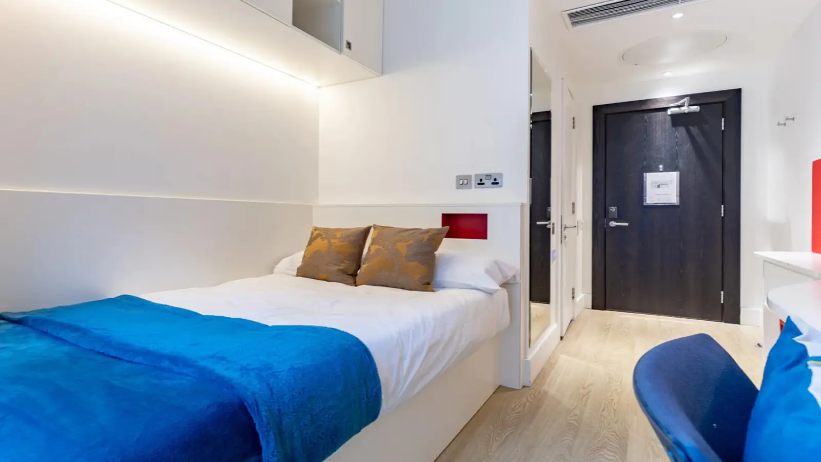 Flat Vauxhall Walk in Greater London