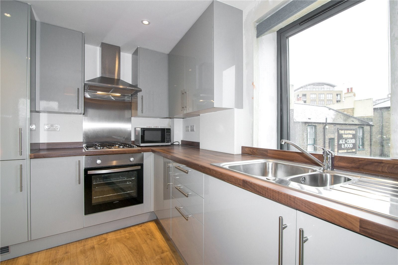 Flat Kew Bridge Road in Greater London