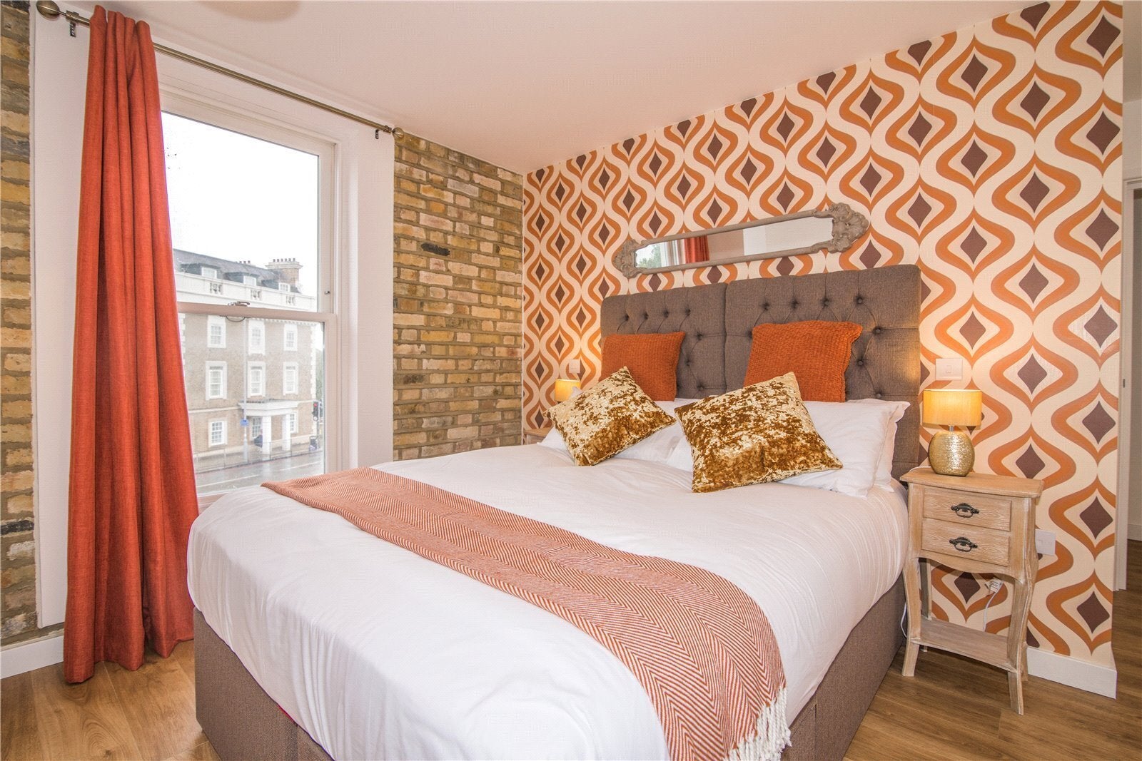 Flat Kew Bridge Road in Greater London