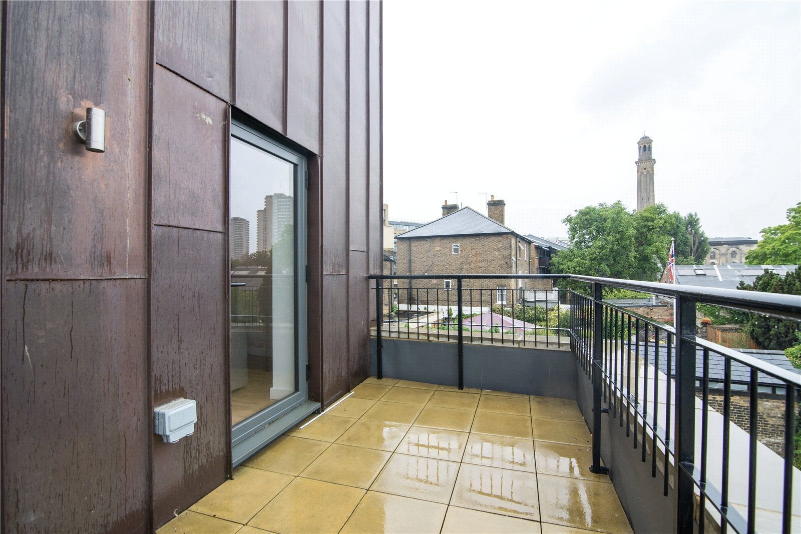 Flat Kew Bridge Road in Greater London