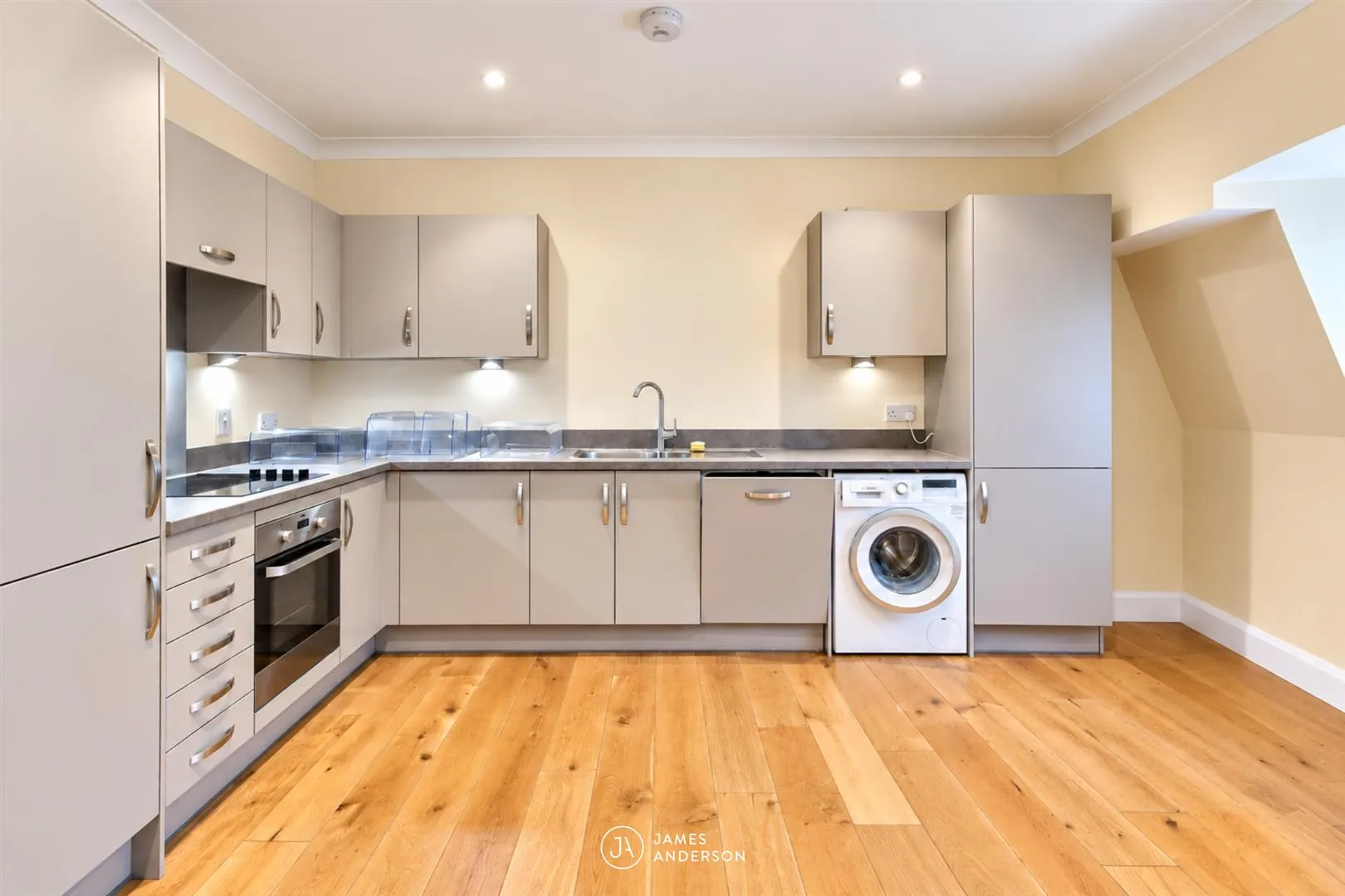 Flat Priory Lane in Greater London