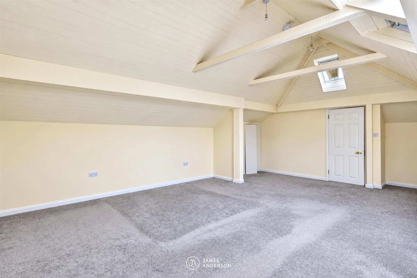 Flat Priory Lane in Greater London