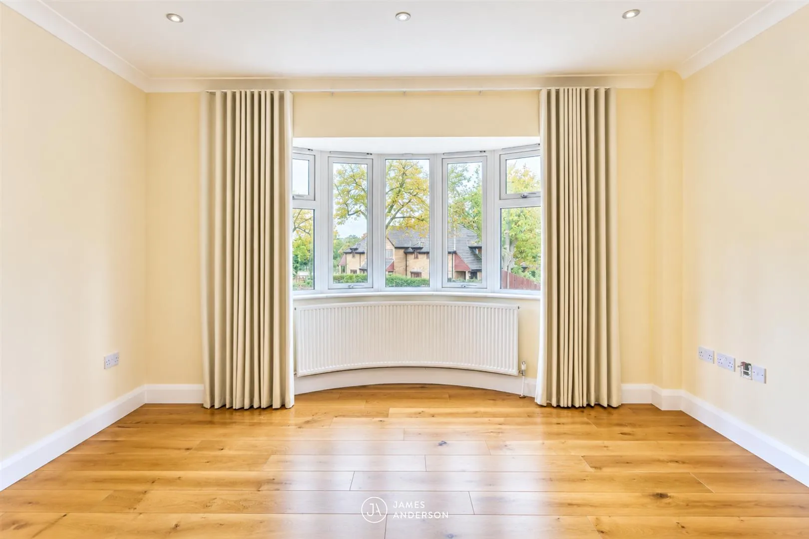 Flat Priory Lane in Greater London