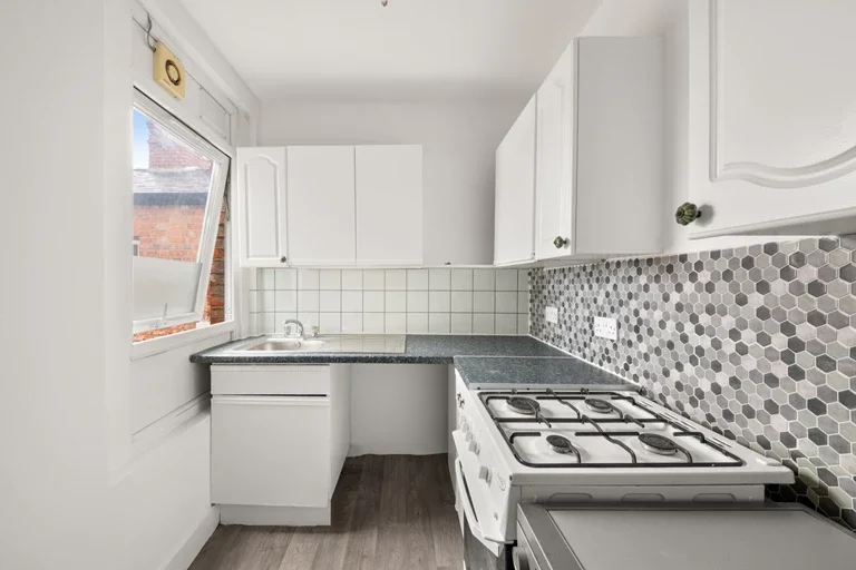 Flat Leighton Road in Greater London