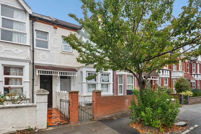 Flat Leighton Road in Greater London