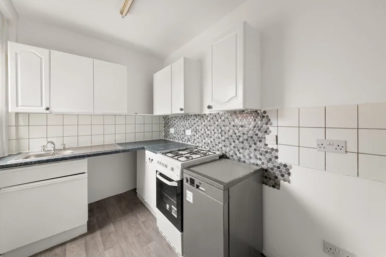 Flat Leighton Road in Greater London