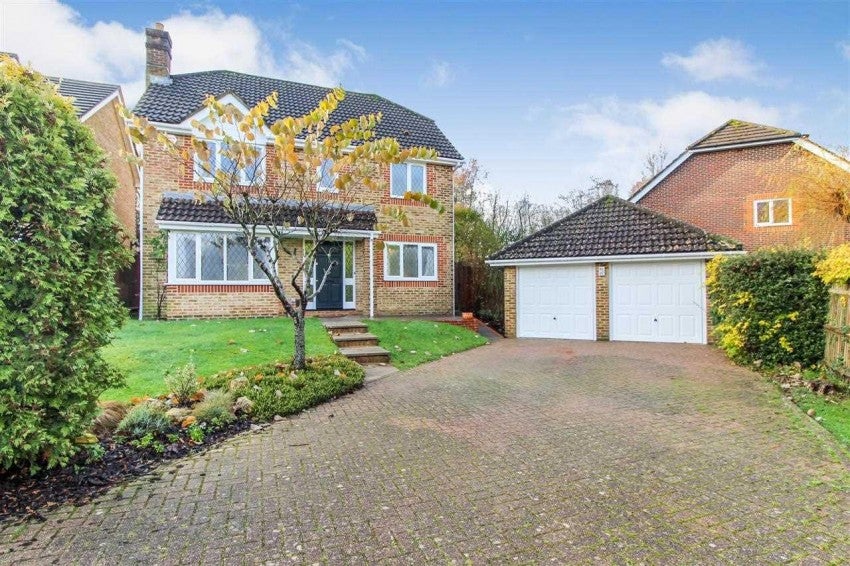 House Lanyon Close in Horsham