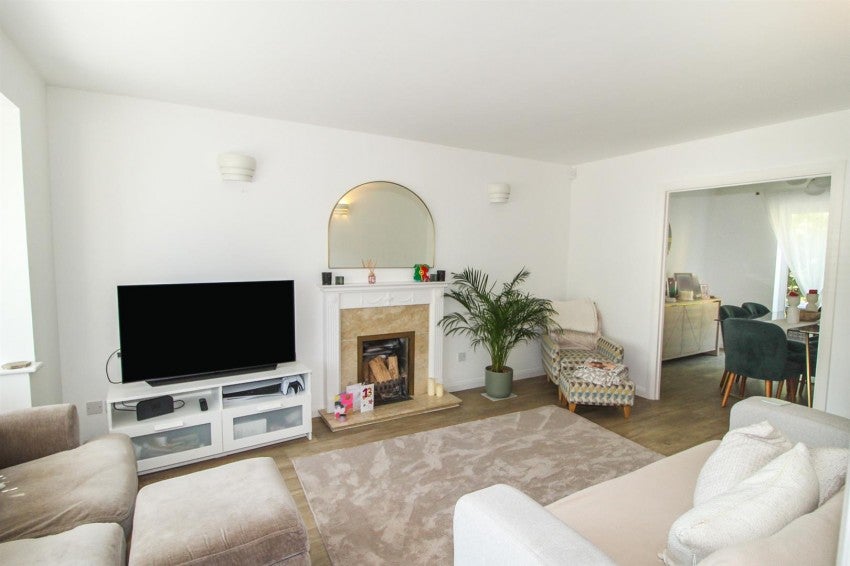 House Lanyon Close in Horsham