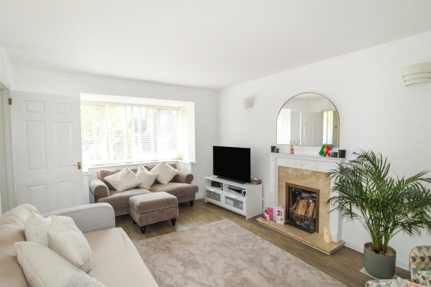 House Lanyon Close in Horsham