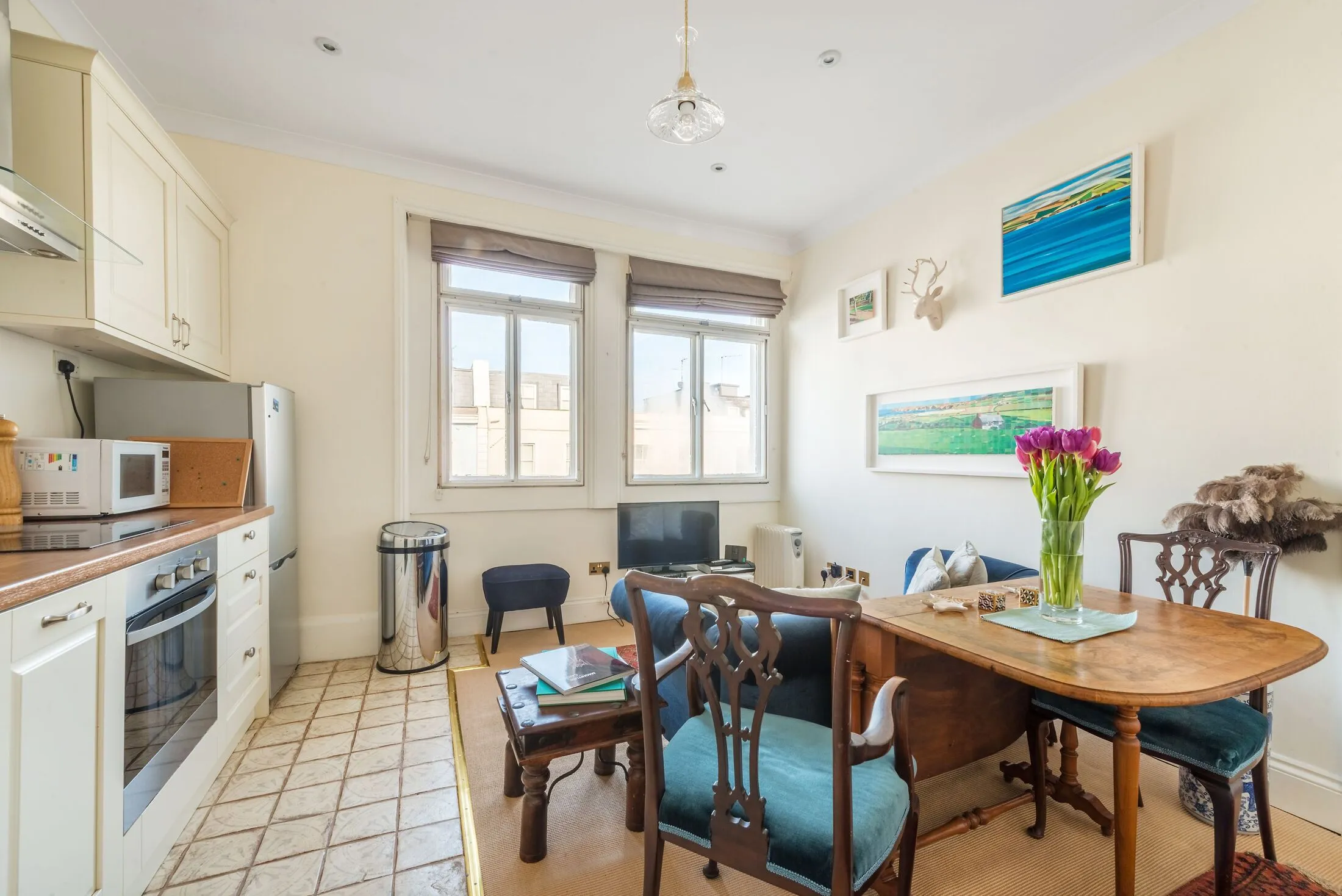 Flat Arundel Gardens in Greater London
