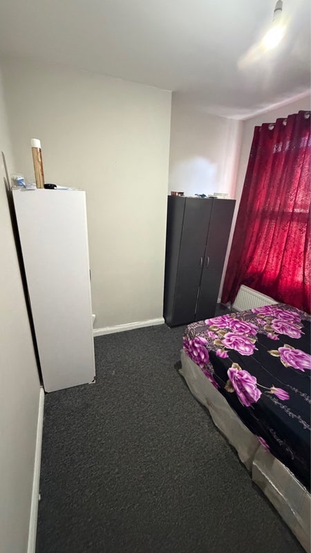 Room High Street South in Greater London