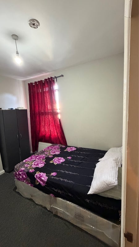Room High Street South in Greater London