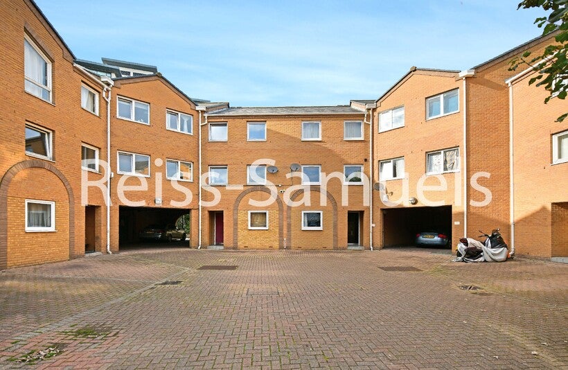 House Cyclops Mews in Greater London