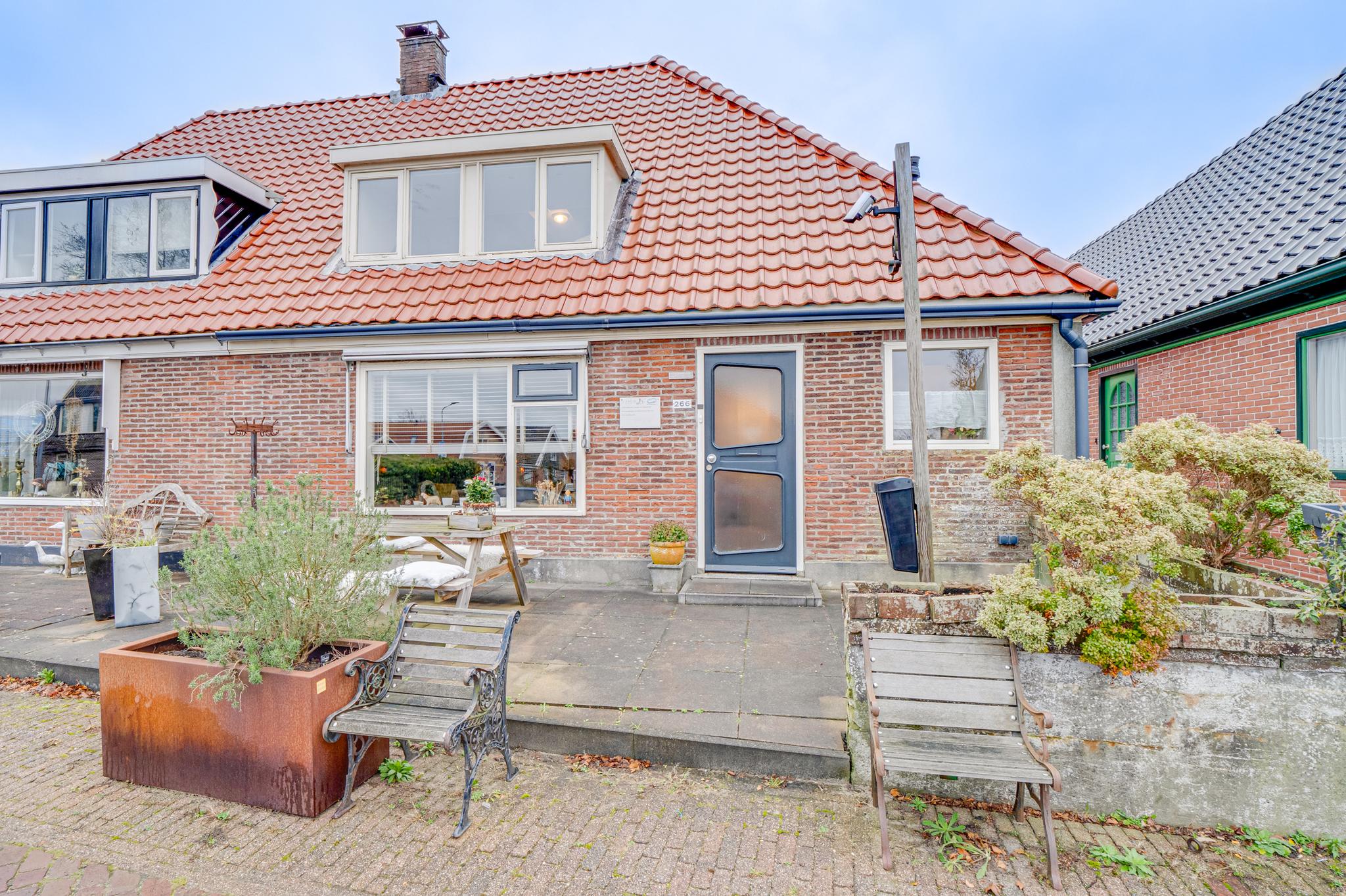 Twee-onder-één-kap te koop: Dorpsstraat 266, Zuid-Scharwoude