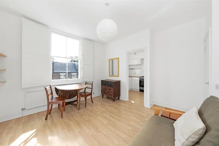 Flat Bushey Hill Road in Greater London