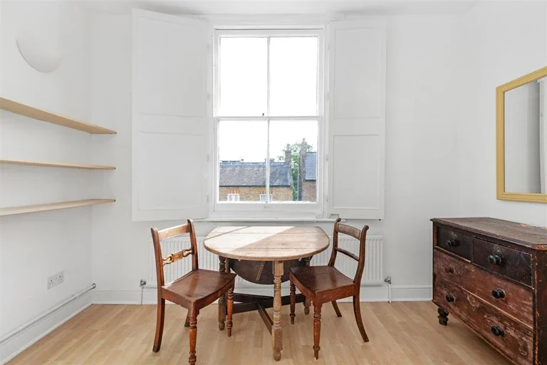 Flat Bushey Hill Road in Greater London