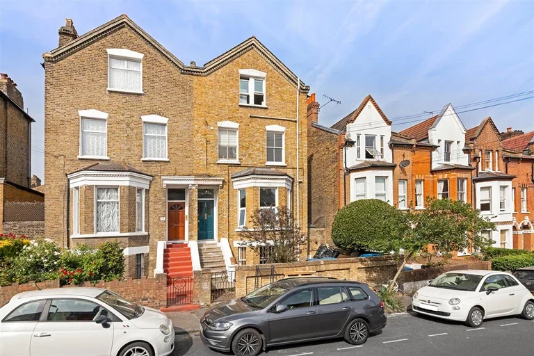 Flat Bushey Hill Road in Greater London