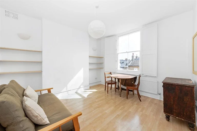 Flat Bushey Hill Road in Greater London