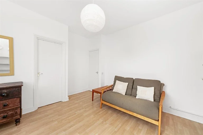 Flat Bushey Hill Road in Greater London