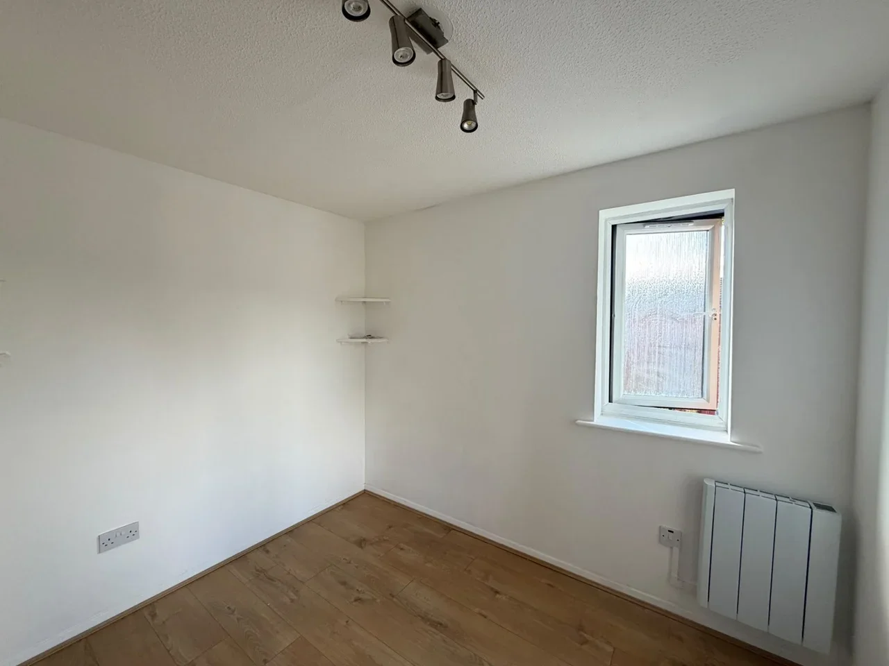 Flat Streamside Close in Greater London
